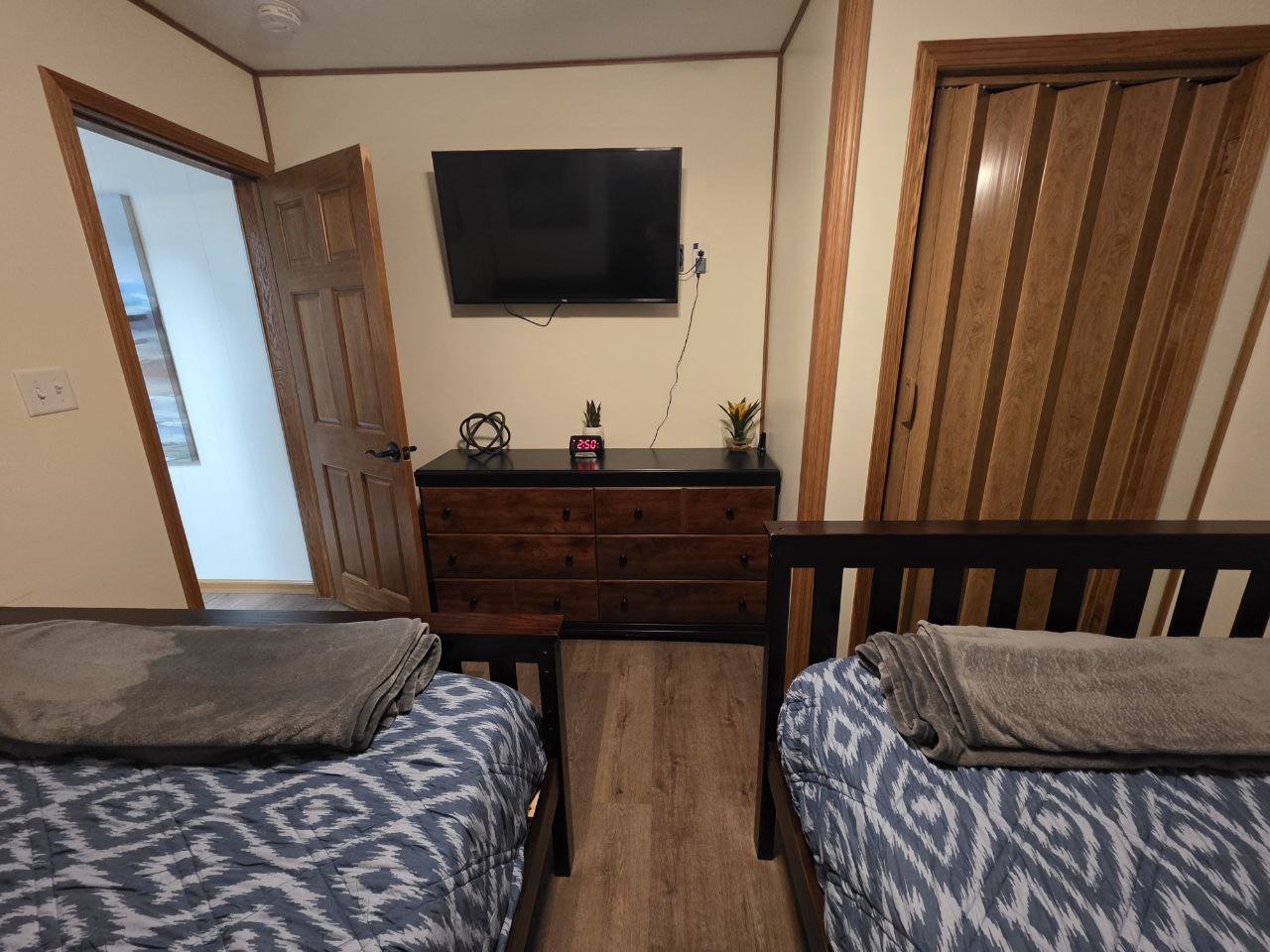 Twin bedroom with smart TV in WVU area vacation rental